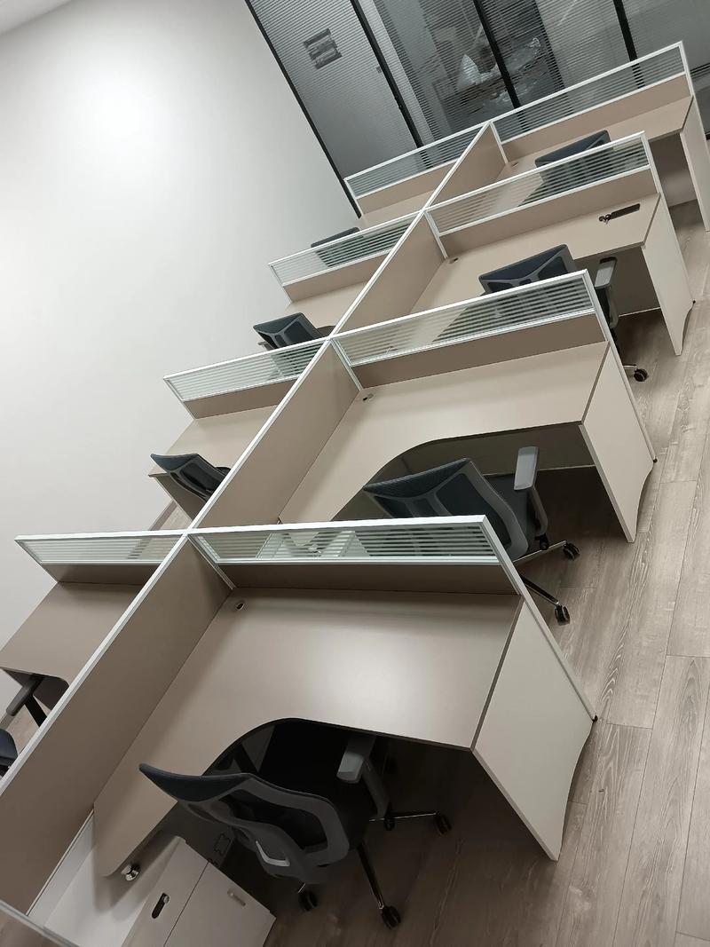 源头工厂直供 办公家具配套与定制服务，上门量尺一步到位